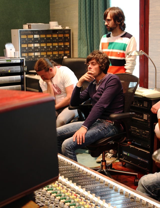 David y equipo escuchando cómo suenan sus nuevas canciones en un estudio mítico de Londres