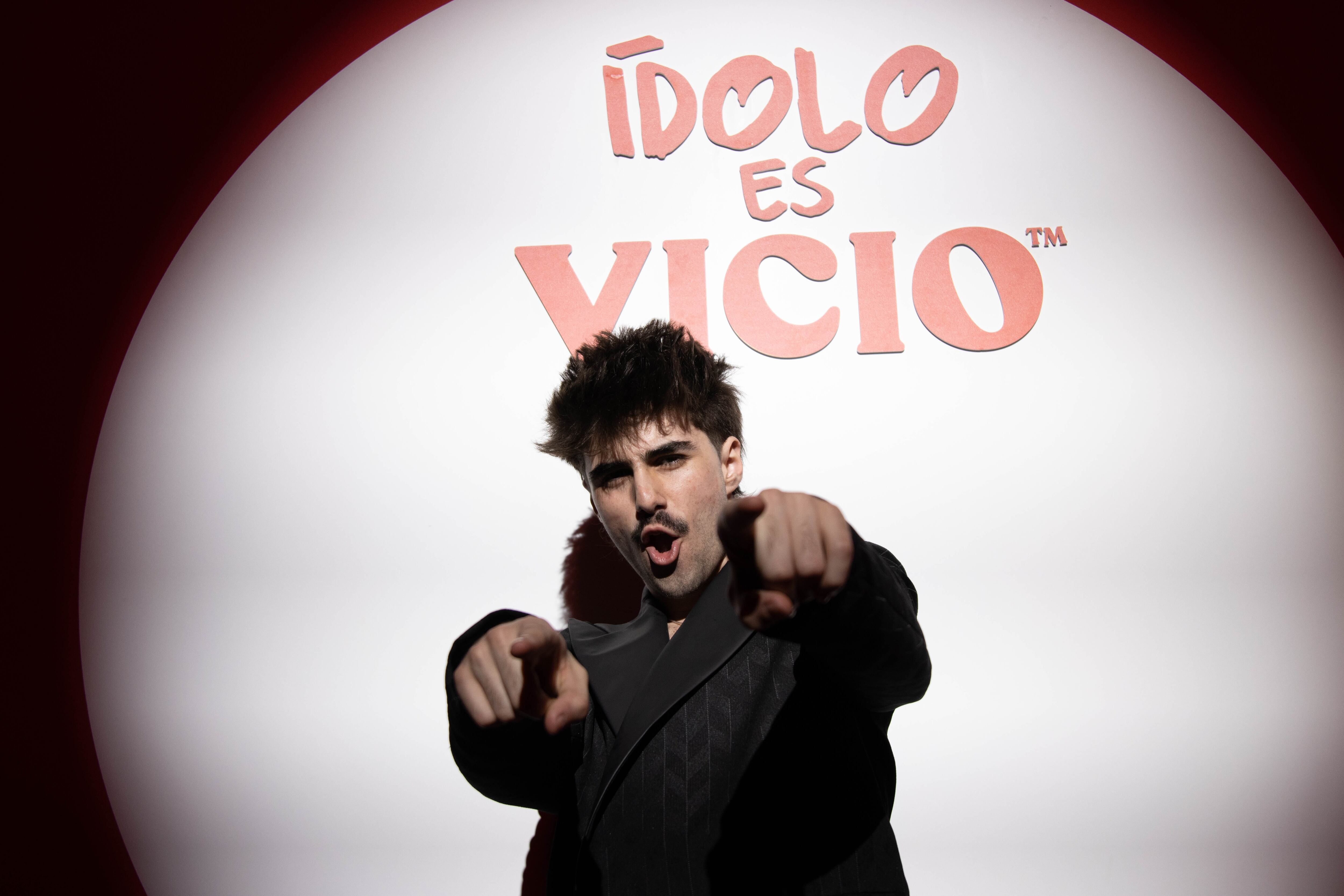 Por segundo año consecutivo, Vicio, la marca de hamburguesas que tiene un sello tan personal, se encargó de esta velada en rojo y negro que abrió con una actuación de Bluetoothgirl, estilista y diseñadora que emplea materiales básicos para crear obras de arte. Martin no se lo quiso perder.