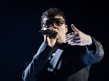 Quevedo vuelve a publicar un carrete de fotos y hay varias que llaman la atención: “más clase que Julio Iglesias”