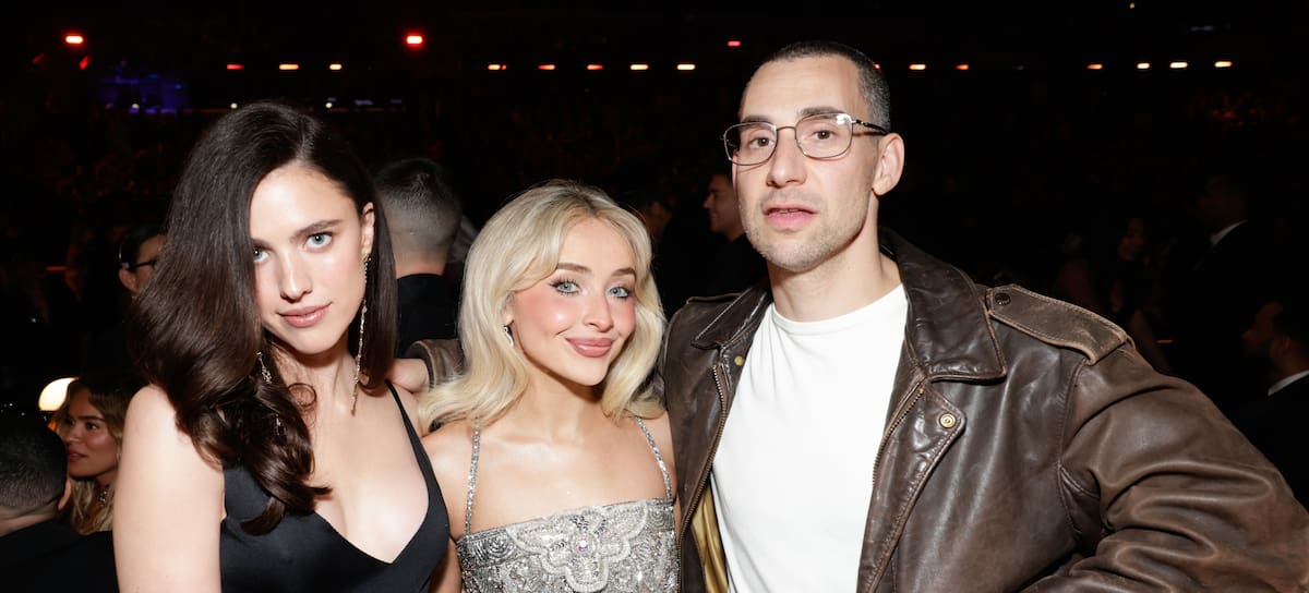 Margaret Qualley, Sabrina Carpenter y Jack Antonoff en la 68ª edición de los premios Grammy, febrero de 2026