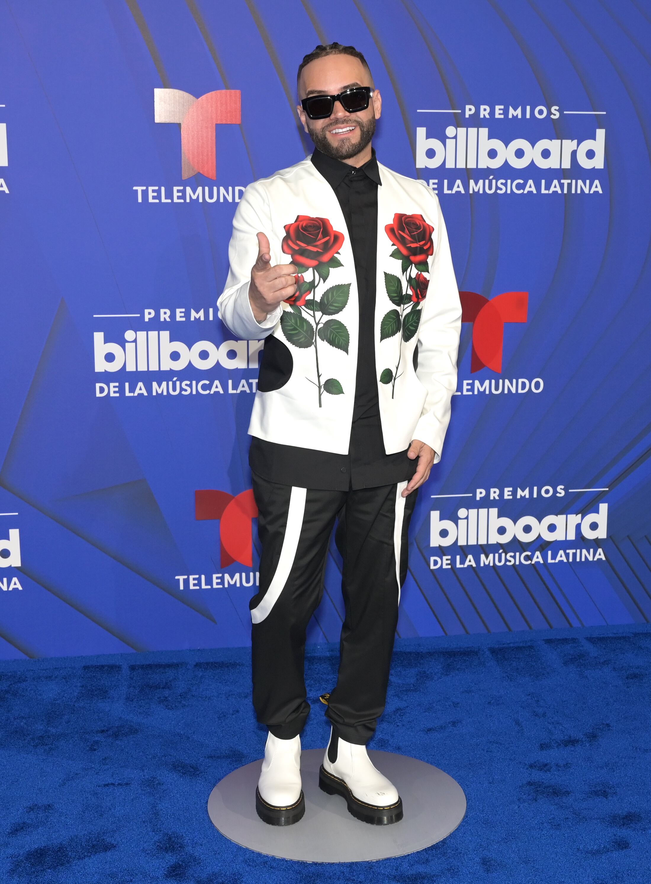 Nacho le ha puesto un poco de color a este escaparate con esa chaqueta blanca con flores en tamaño gigante a juego con sus botas también blancas. Como muchos otros, no ha prescindido de las gafas de sol.