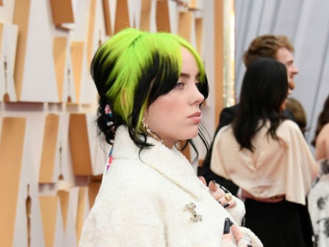 Billie Eilish en la alfombra roja de los Premios Oscar.