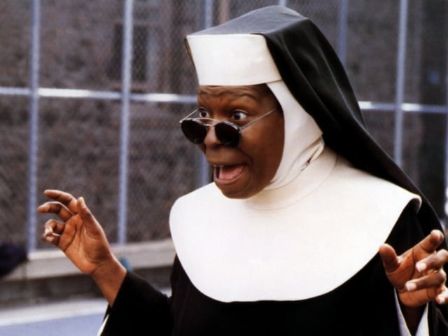 Whoopi Goldberg en otro fotograma de Sister Act