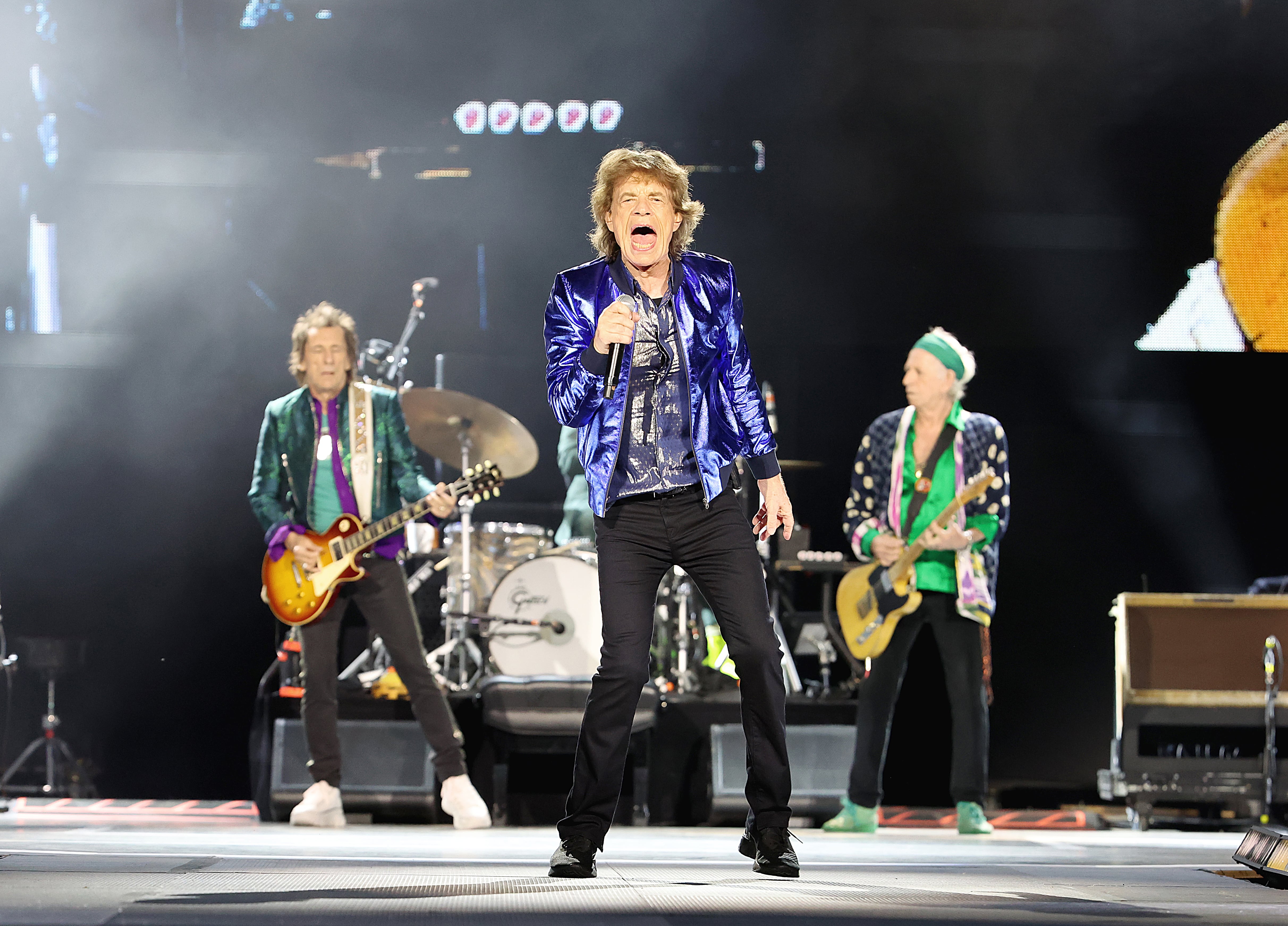 Ronnie Wood, Mick Jagger y Keith Richards, de los Rolling Stones durante la última noche de la gira 'Hackney Diamonds '24' en el Thunder Ridge Nature Arena el 21 de julio de 2024 en Ridgedale, Misuri.