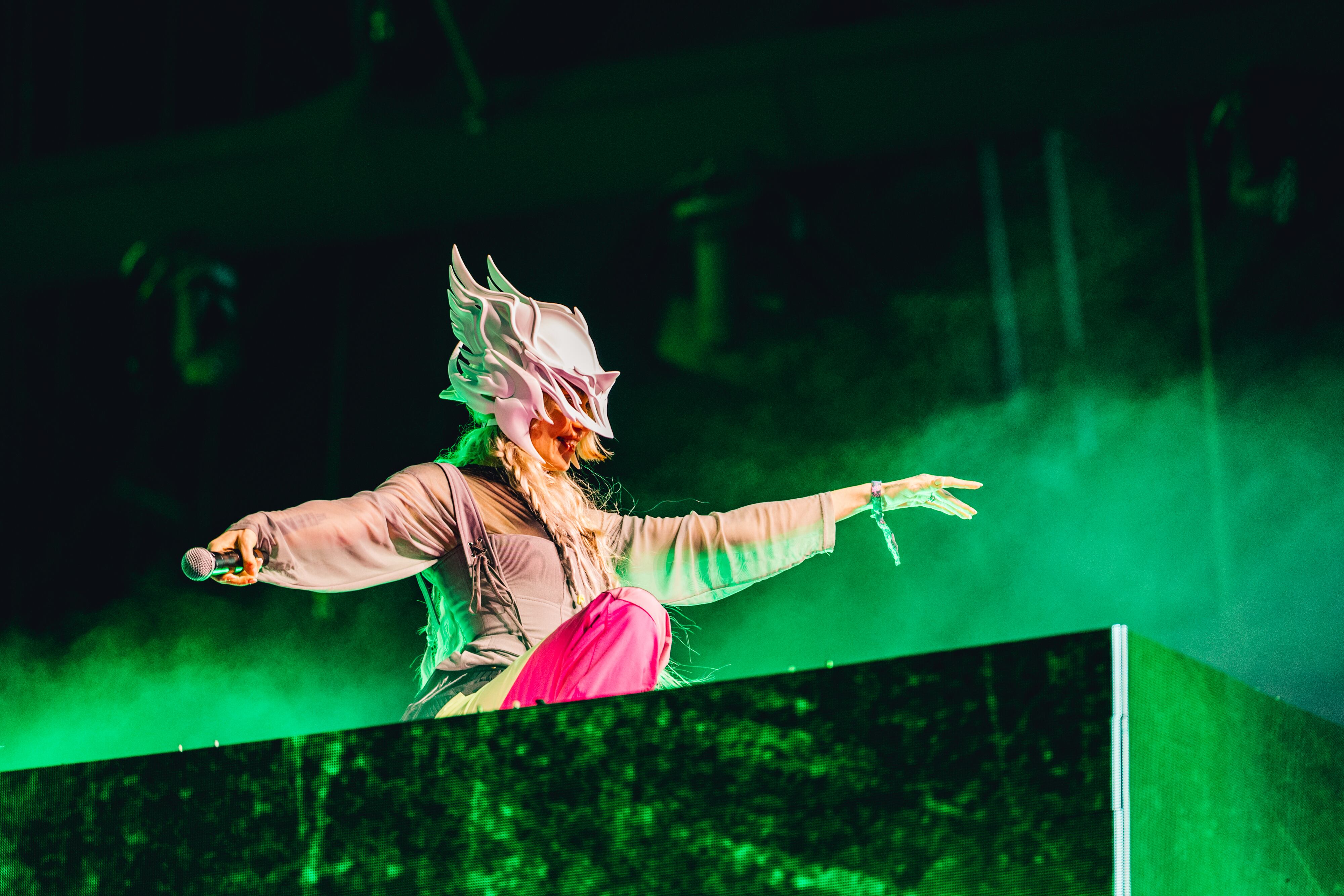 La música electrónica industrial tuvo como representante a Grime que lució con esta máscara que la convirtió en una ave. Eso sí, tuvo problemas técnicos que desmerecieron un poco su actuación.