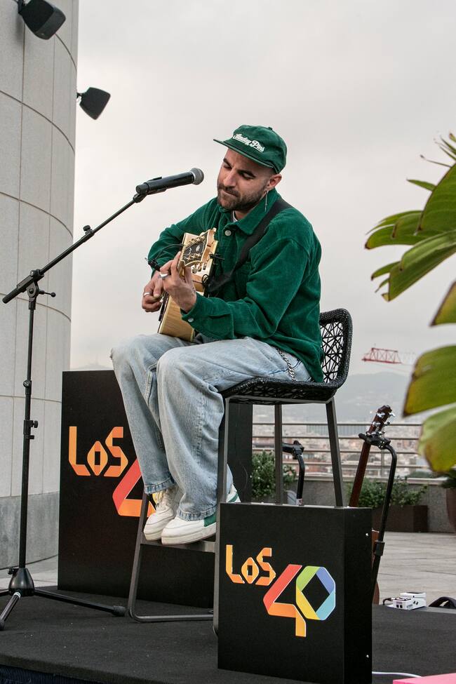 Nil Moliner ofreció un emocionante y emotivo directo para unos pocos privilegiados en Barcelona dentro de la Music Week de nuestros premios.