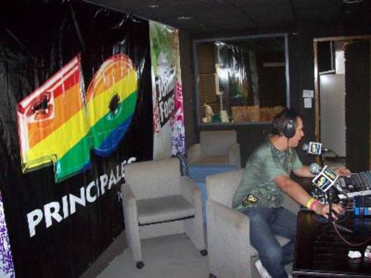 Camión 40 Principales y John Foos en el show The Black Eyed Peas