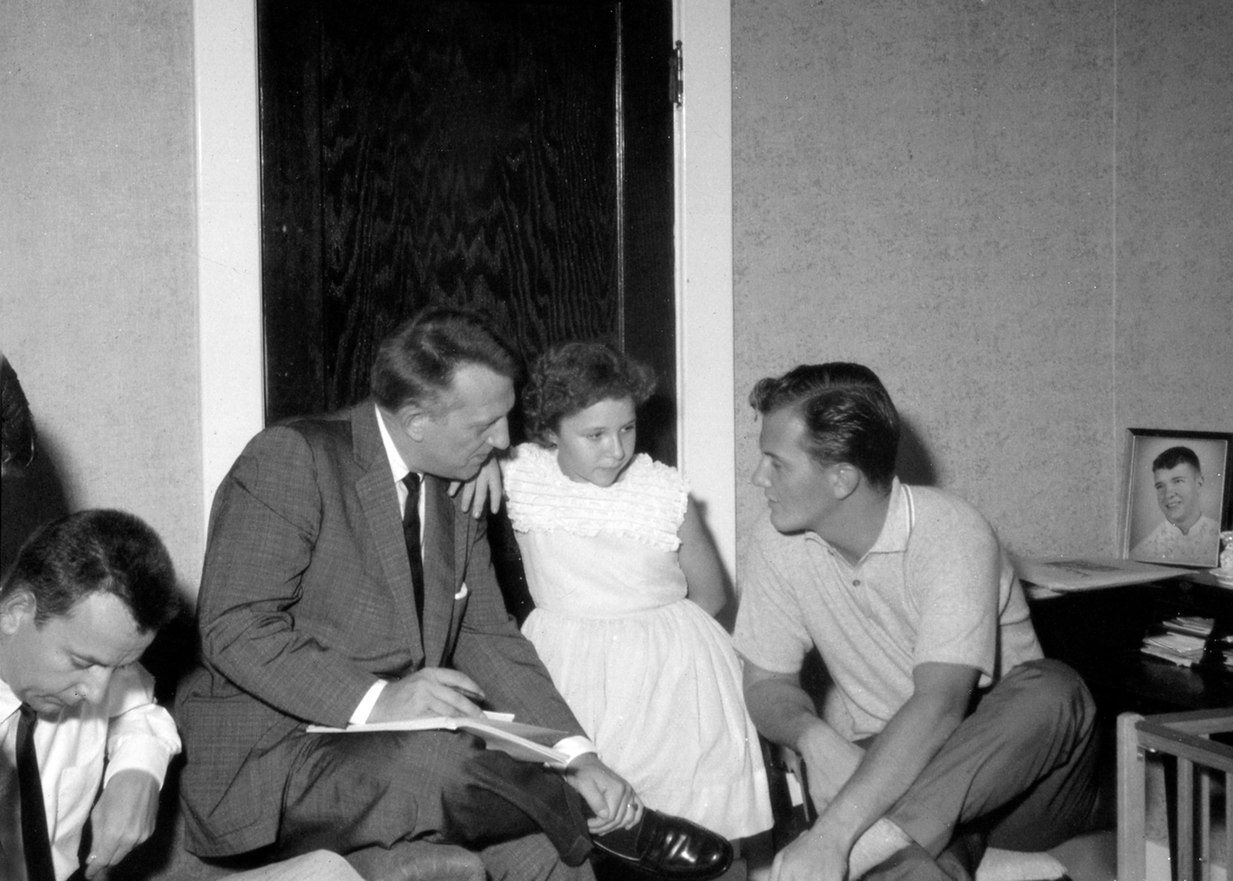 Owen Bradley trabajando con Brenda Lee y Pat Boone circa 1960 en Nashville, Tennessee.