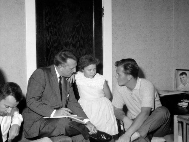 Owen Bradley trabajando con Brenda Lee y Pat Boone circa 1960 en Nashville, Tennessee.