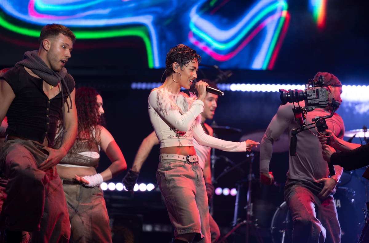 La colaboración ha convertido el recinto en una auténtica fiesta, con una energía arrolladora que ha invitado a cantar y bailar sin pausa.