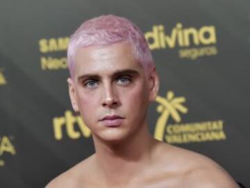 Eduardo Casanova denuncia mensajes serófobos por su look en la alfombra roja de los Premios Goya