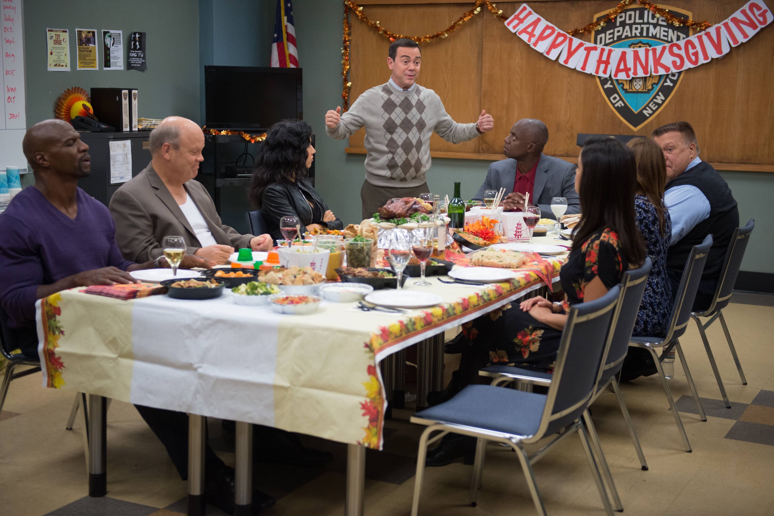 Terry Crews, Dirk Blocker, Stephanie Beatriz, Joe Lo Truglio, Andre Braugher, Chelsea Peretti, Melissa Fumero y Joel McKinnon Miller en 'Brooklyn Nine-Nine' en el episodio 'Thanksgiving'.