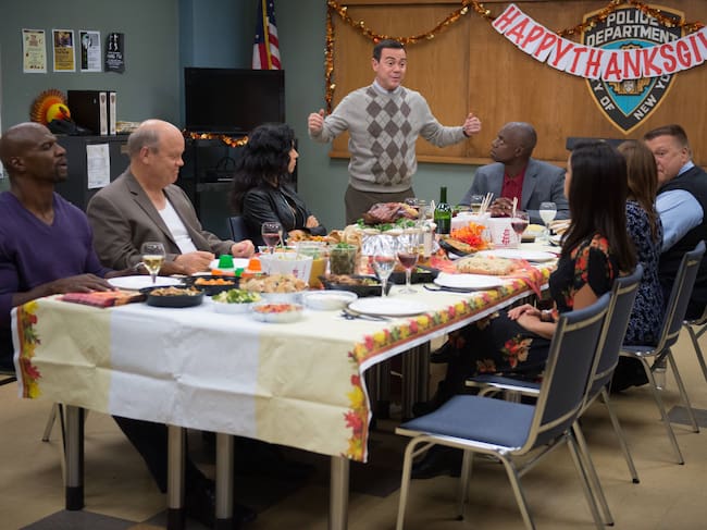 Terry Crews, Dirk Blocker, Stephanie Beatriz, Joe Lo Truglio, Andre Braugher, Chelsea Peretti, Melissa Fumero y Joel McKinnon Miller en 'Brooklyn Nine-Nine' en el episodio 'Thanksgiving'.