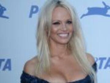 Pamela Anderson promociona zapatos totalmente desnuda