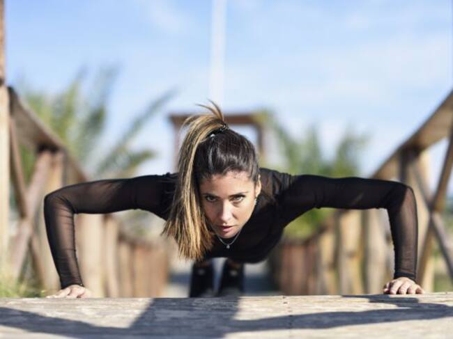 Vigila los codos en tu postura de flexión.