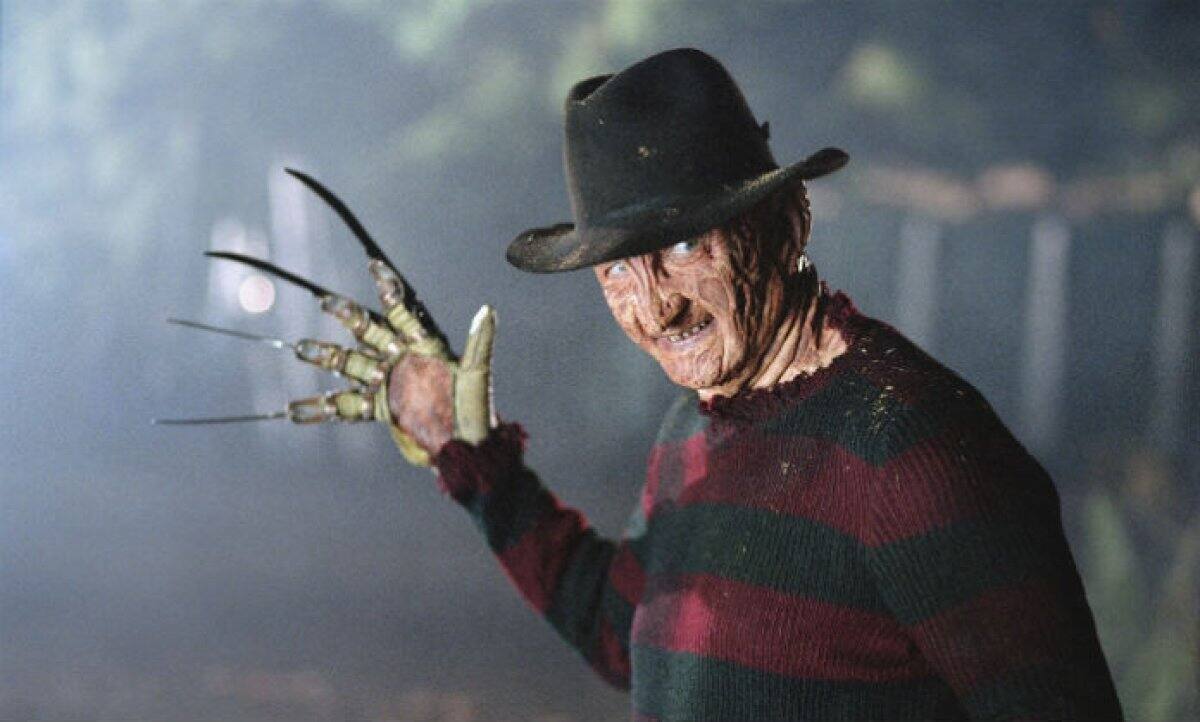 A Nightmare on Elm Street es considerada una de las mejores películas de terror de la historia y una de las mas innovadoras de la cinematografía estadounidense de 1984, fue distribuida por New Line Cinema, escrita y dirigida por Wes Craven y protagonizada por Heather Langenkamp, John Saxon y un desconocido Johnny Depp, en lo que fue el primer papel cinematográfico del entonces novel actor.