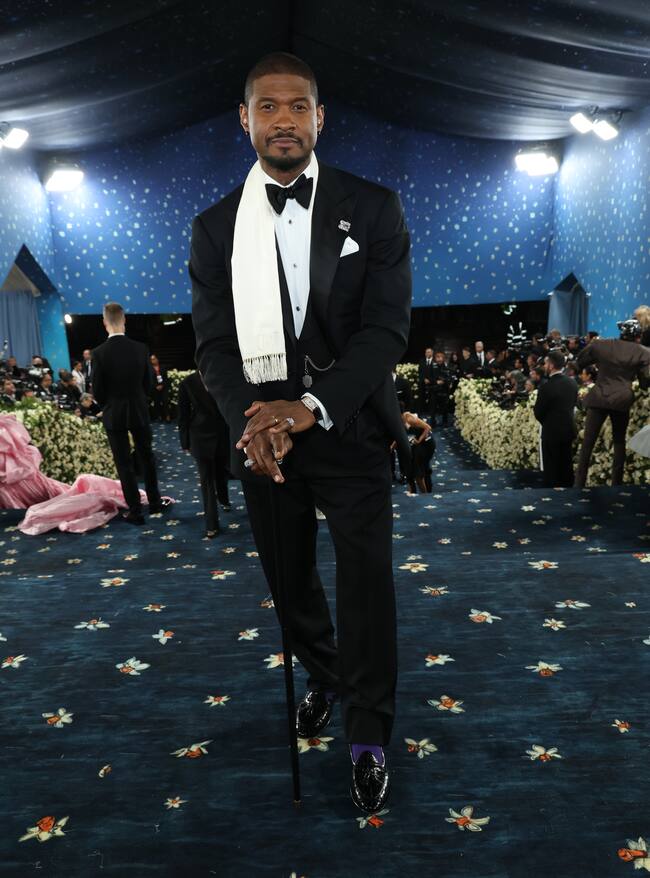 Usher se ha convertido en todo un dandi con bastón y todo con este traje de Ralph Lauren al que no le ha faltado ni la pajarita.
