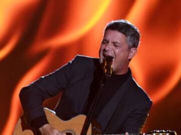 Alejandro Sanz se rinde a la actuación de Rihanna en la Super Bowl