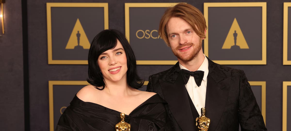 Billie Eilish y FINNEAS en la gala de los Oscar 2022