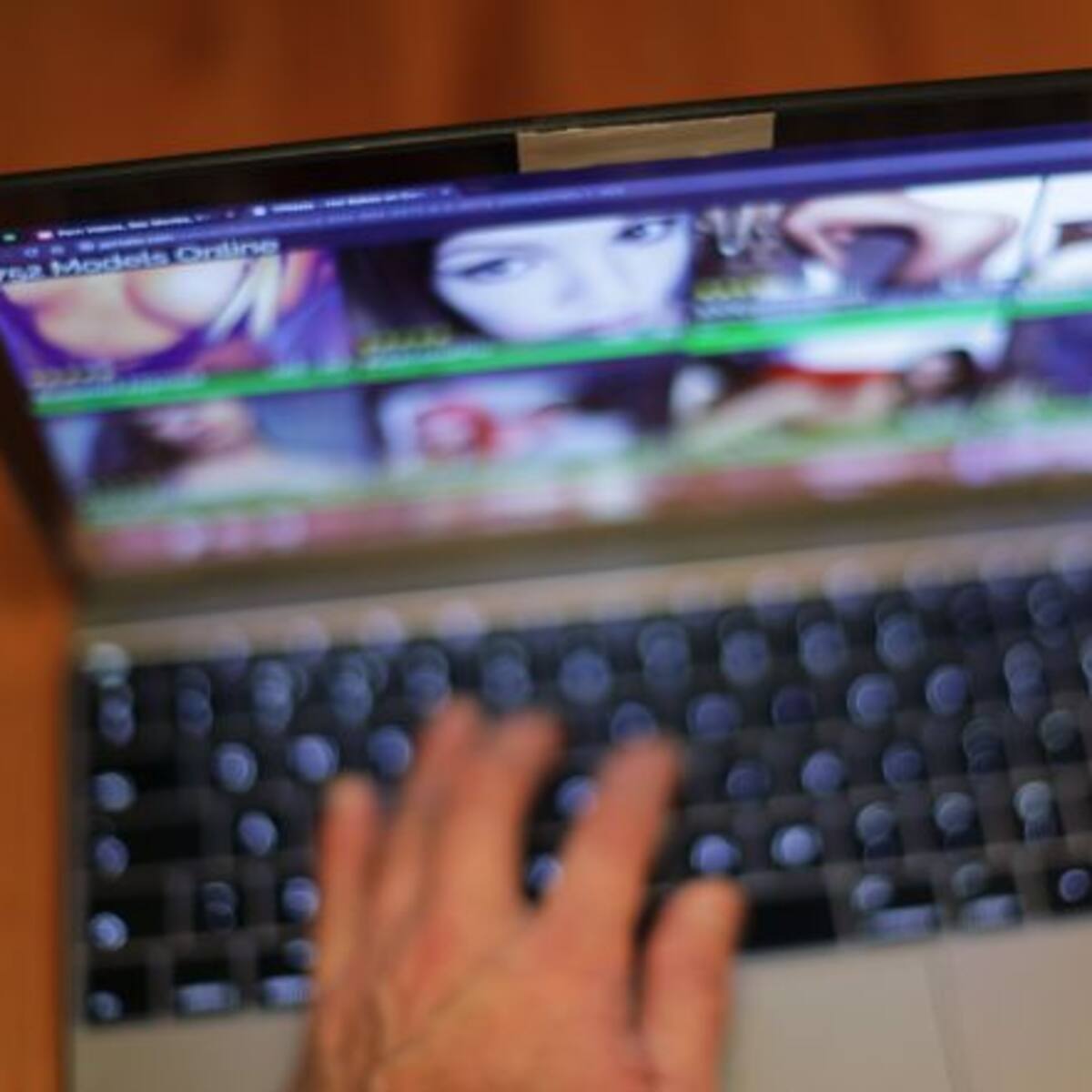 Con esta app identificarás la cara y el nombre de las actrices porno