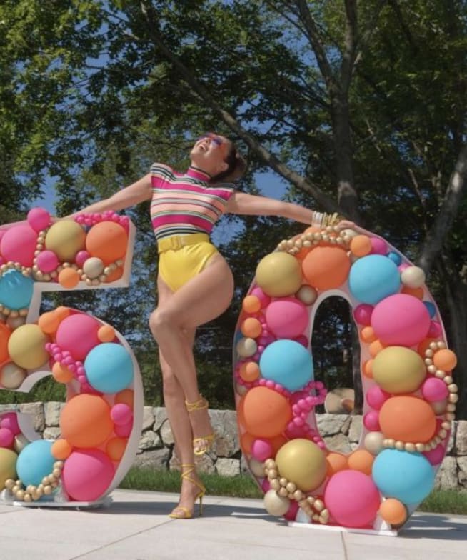 Thalía celebra sus 50 años con bikini estilo Barbie