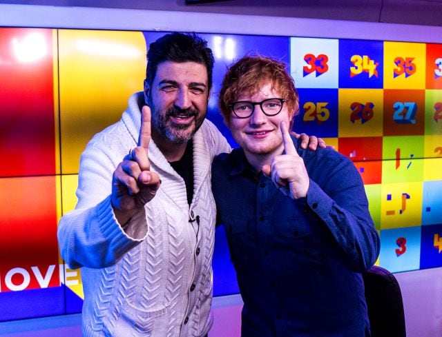 Tony Aguilar y Ed Sheeran.