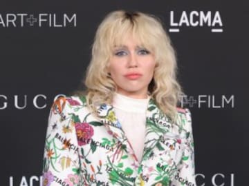 Miley Cyrus comparte orgullosa la foto fumando que cambió su carrera hace once años