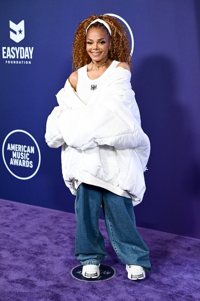 El look más informal de toda la alfombra lo puso Janet Jackson en su versión más oversize. Pocos se hubieran imaginado que pasara por aquí en vaqueros y zapatillas.