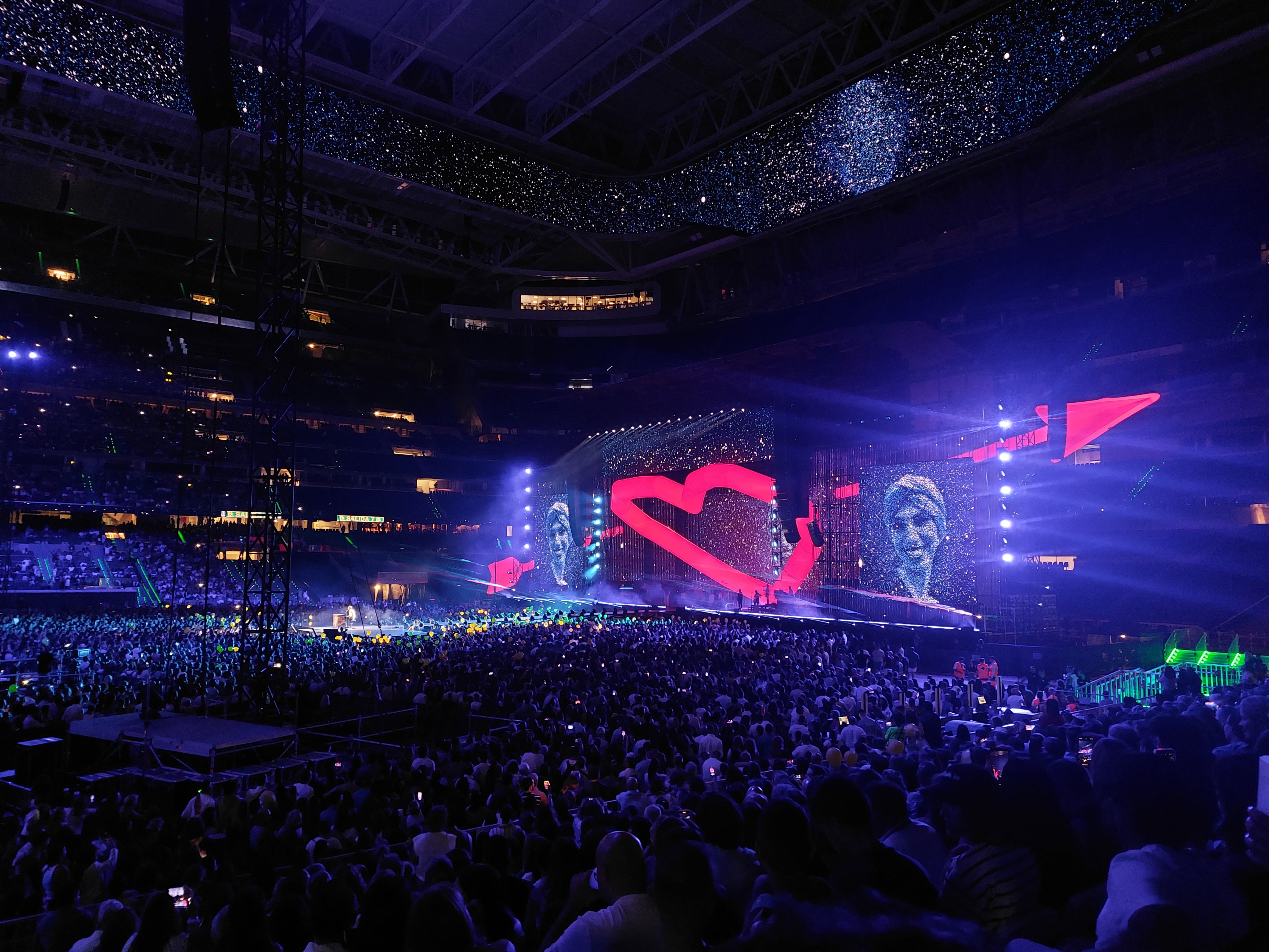 Homenaje a Elena Huelva en el concierto de Manuel Carrasco en el Bernabéu. (Foto: Sandra Pérez)