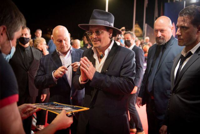 Johnny Depp reaparece en las alfombras rojas luego de demanda contra Amber Heard