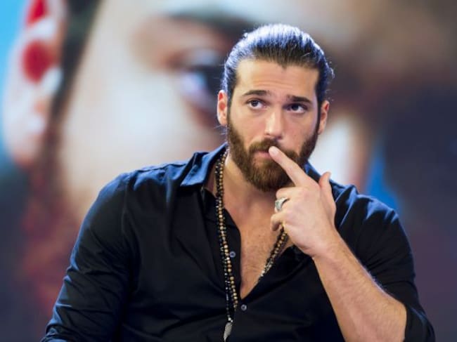 Can Yaman expuesto a todo tipo de informaciones.