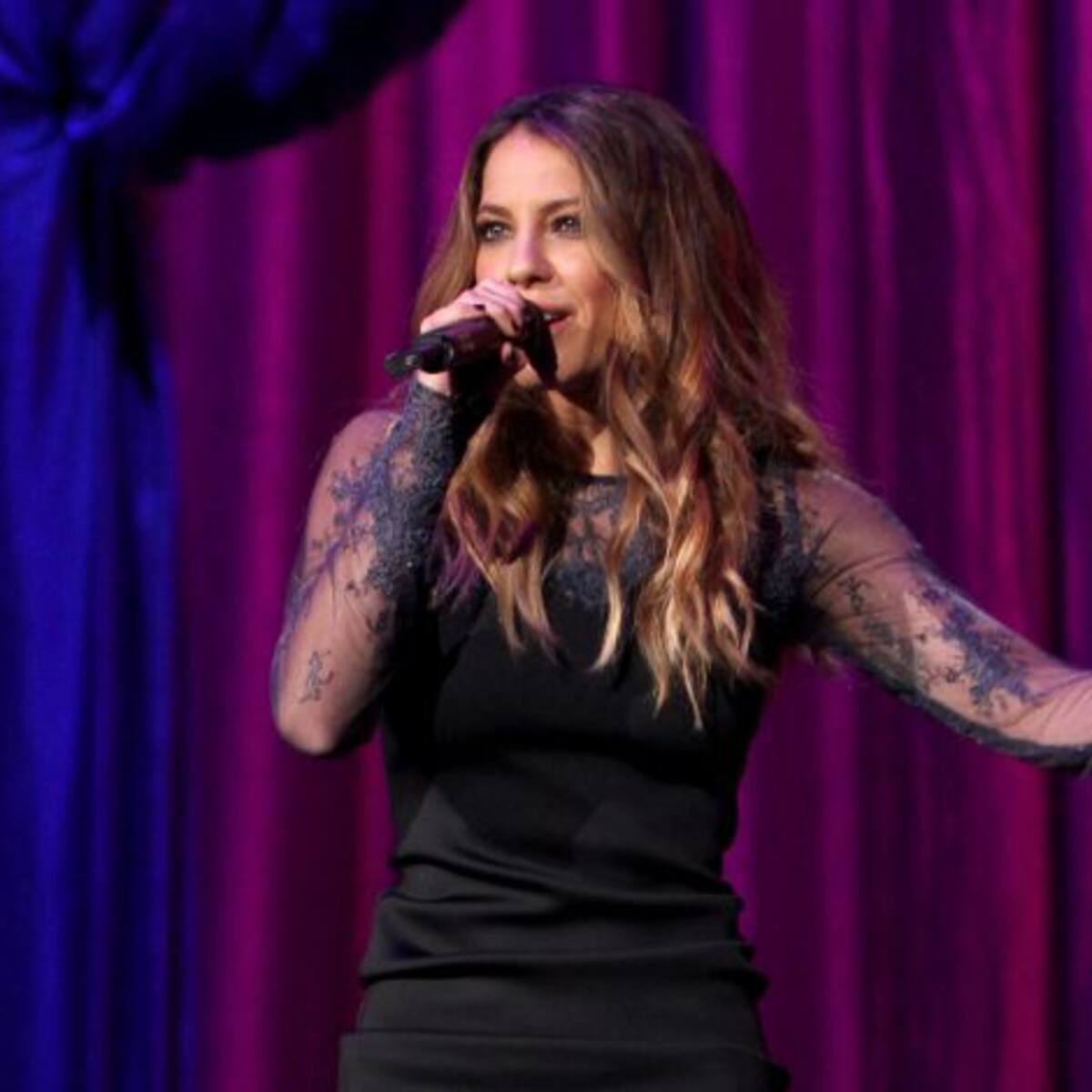 Falta poco para saber si Debi Nova se llevará un Grammy Latino