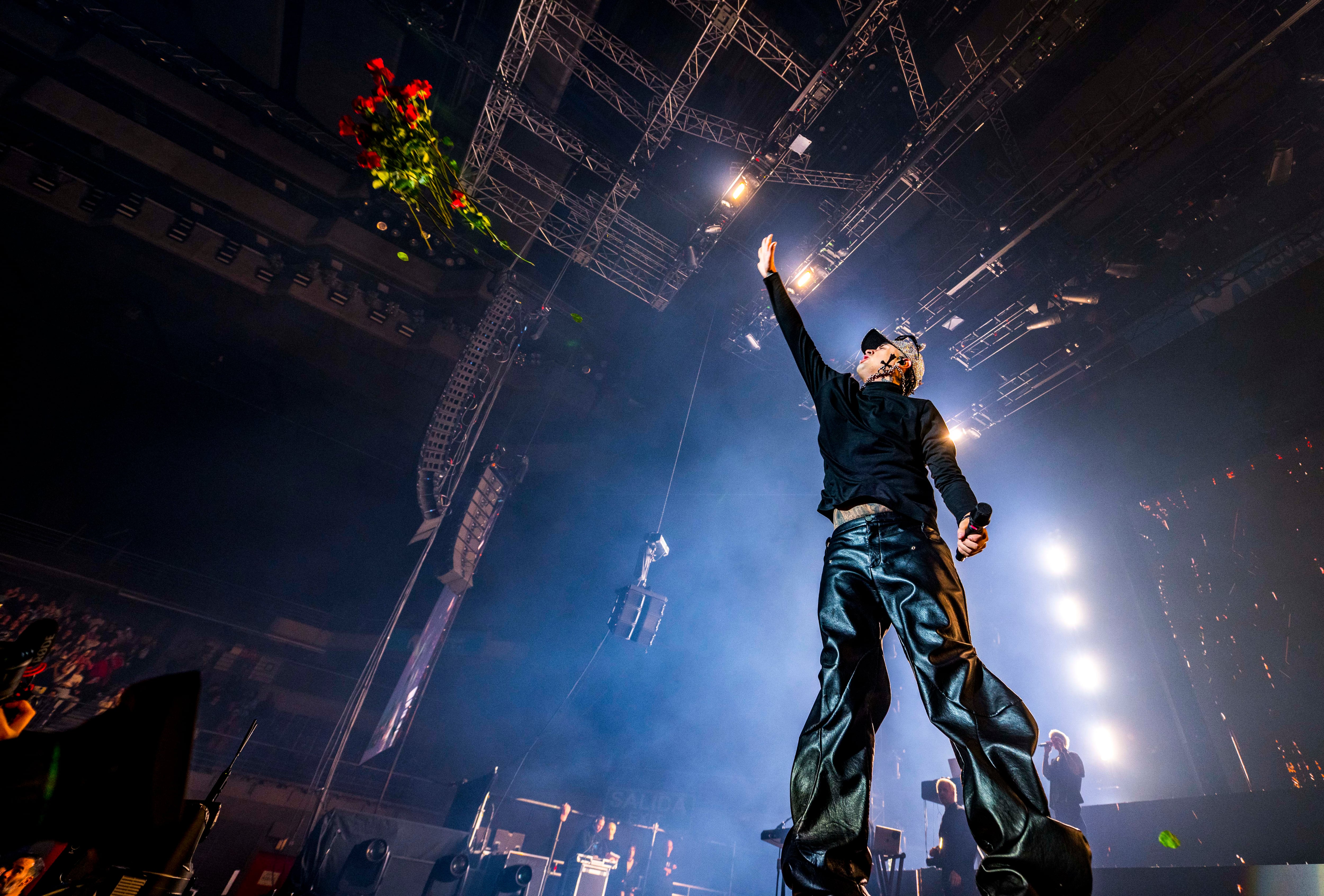 Tiago PZK regalando rosas en su concierto en el Movistar Arena, en Madrid