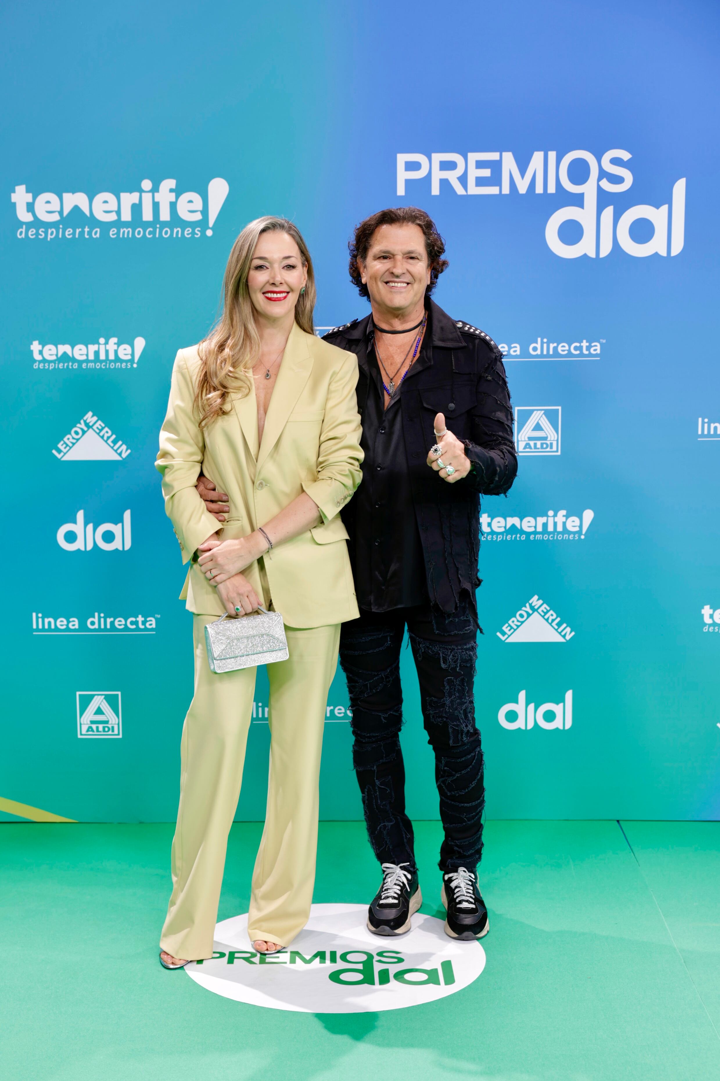 Parece que el amarillo ya no es un color que asusta para un evento importante y buena prueba es el traje de pantalón que ha escogido Claudia Elena Vásquez, la mujer de Carlos Vives. Él, sin embargo, apostaba por un total look negro.