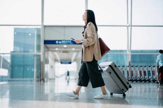 Una joven en el aeropuerto