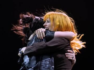 BILLIE EILISH SUBE A HAYLEY WILLIAMS AL ESCENARIO DEL COACHELLA PARA CANTAR JUNTAS UN TEMA MÍTICO DE PARAMORE