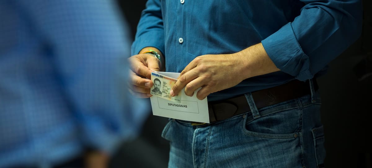 Imagen del DNI durante unas votaciones
