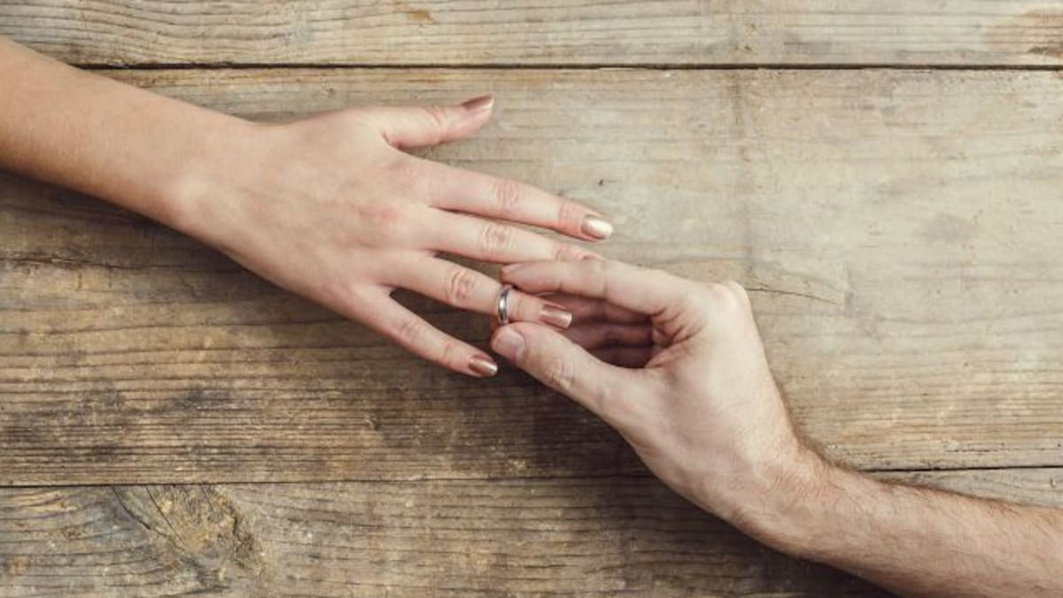Le propuso matrimonio en una terminal de buses en San José