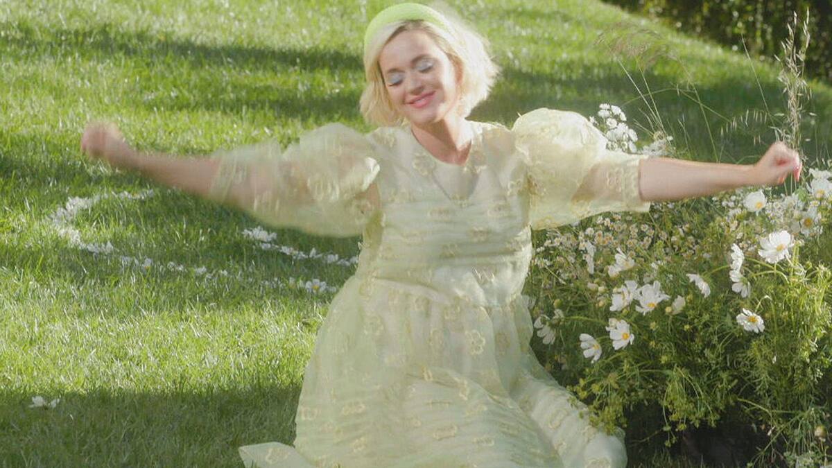 Katy Perry le da un buen meneo a su barriga en su cepillado de dientes más movido