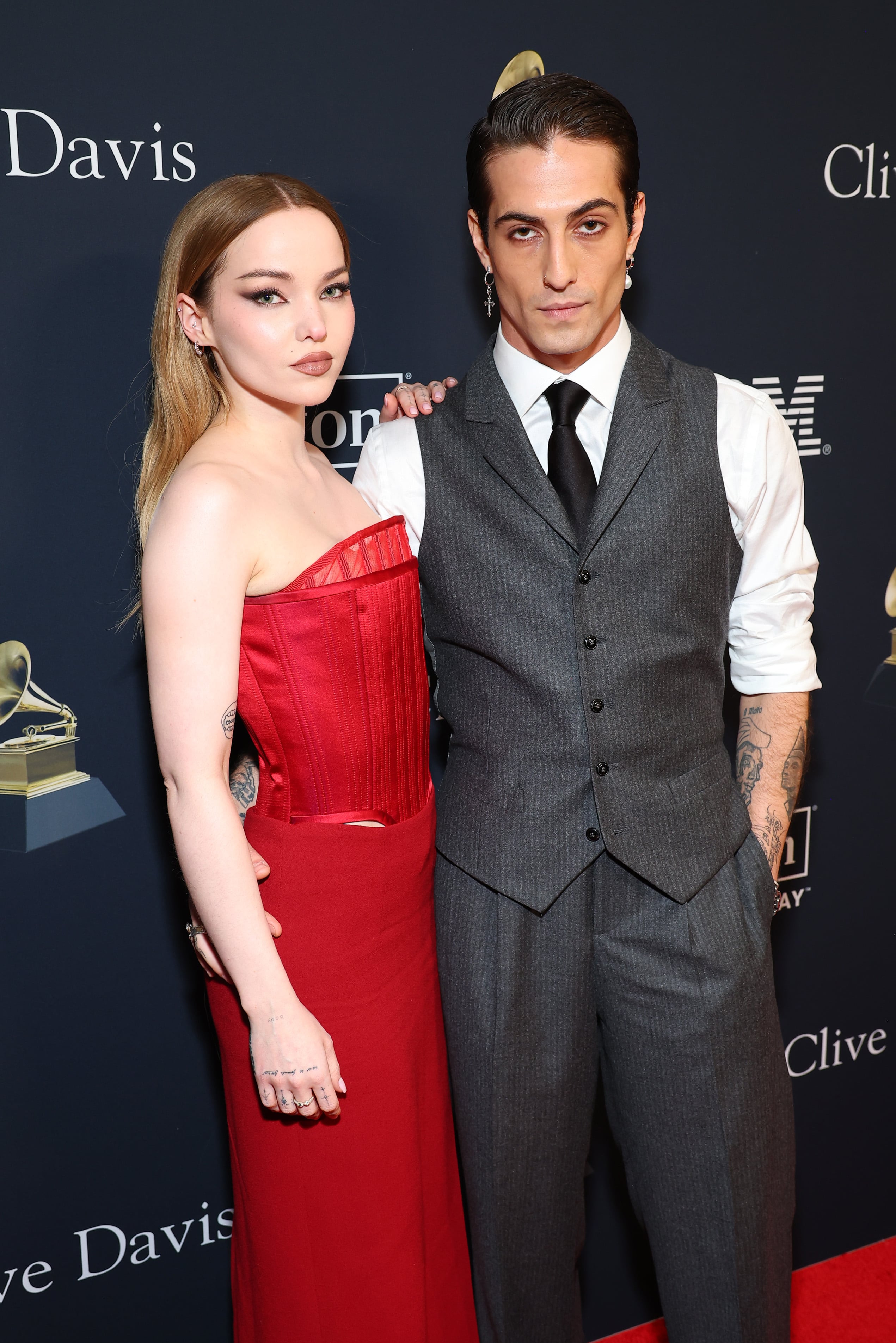 Damiano David (Måneskin) y Dove Cameron en la pre-gala de los premios Grammy