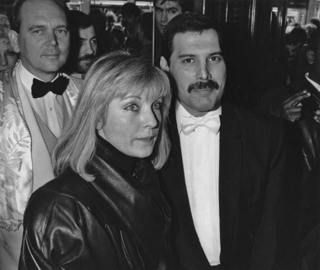 Freddie Mercury y Mary Austin, en una fiesta en Londres en 1986.