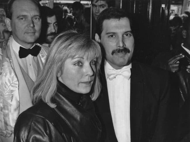 Freddie Mercury y Mary Austin, en una fiesta en Londres en 1986.