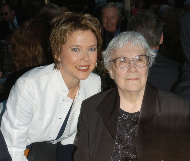 Annette Bening con Harper Lee, la mujer que ha inspirado esta novela.