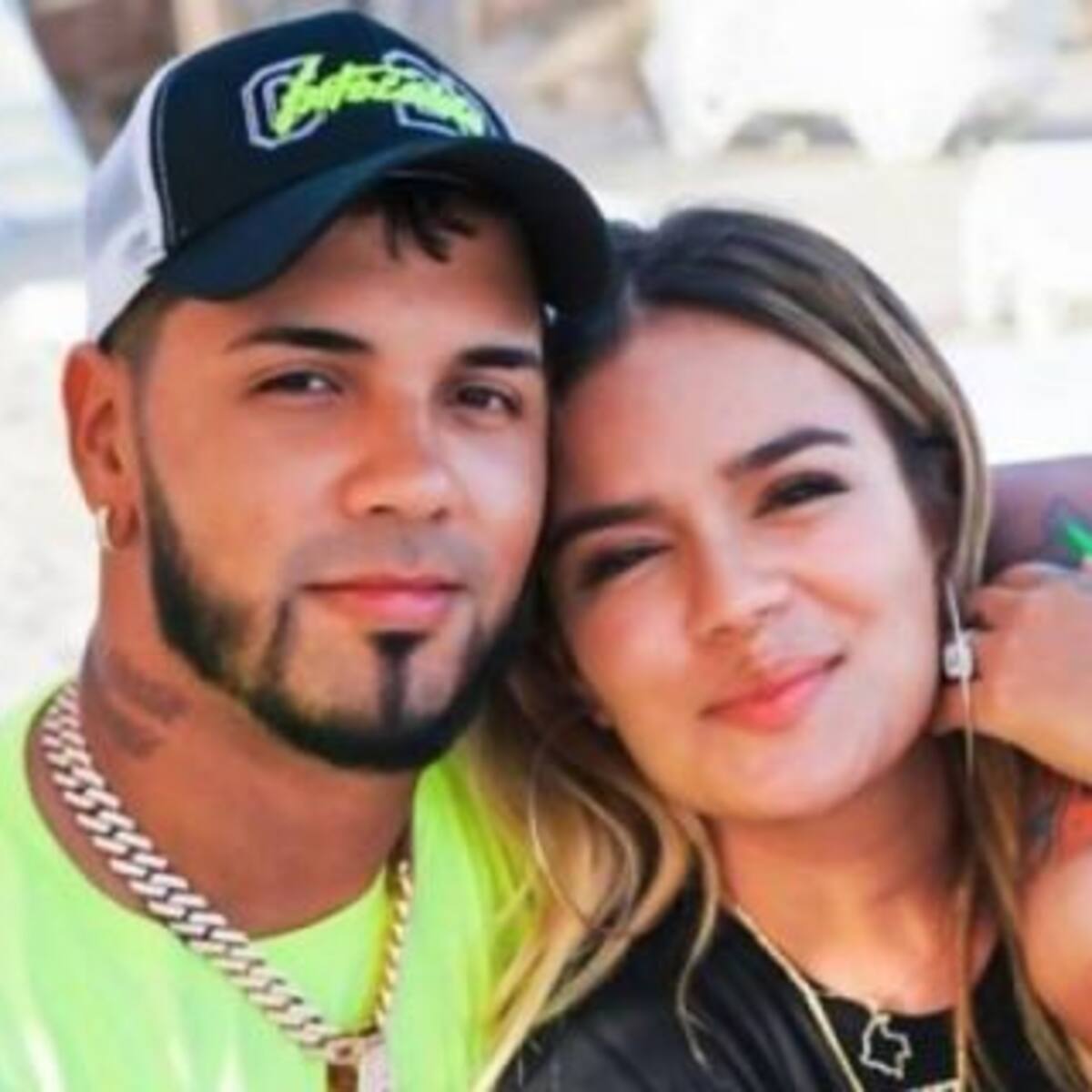 ¡Karol G y Anuel AA se mostraron con un juguete sexual!