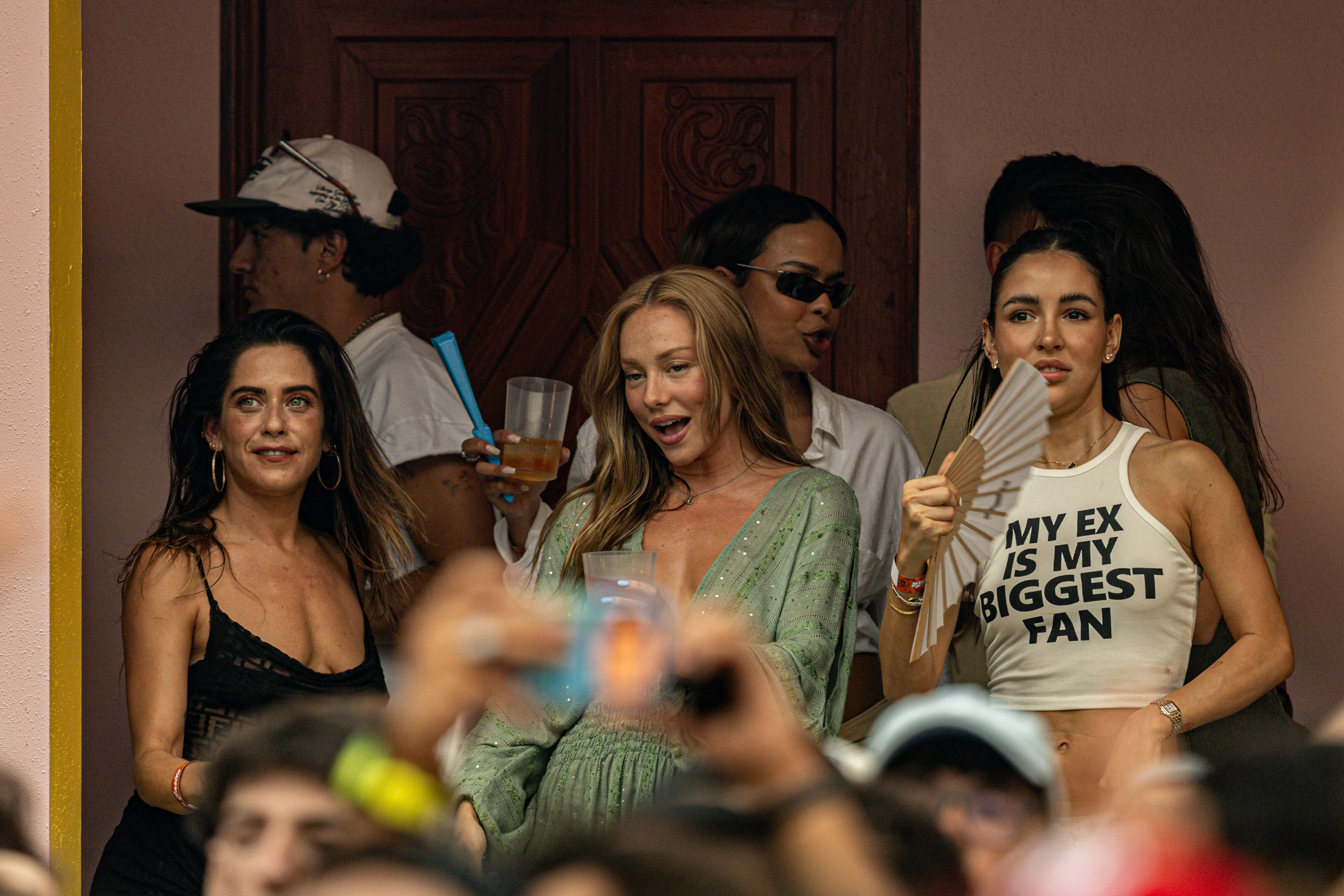 Maria Leon y Ester Exposito en el concierto de Bad Bunny.