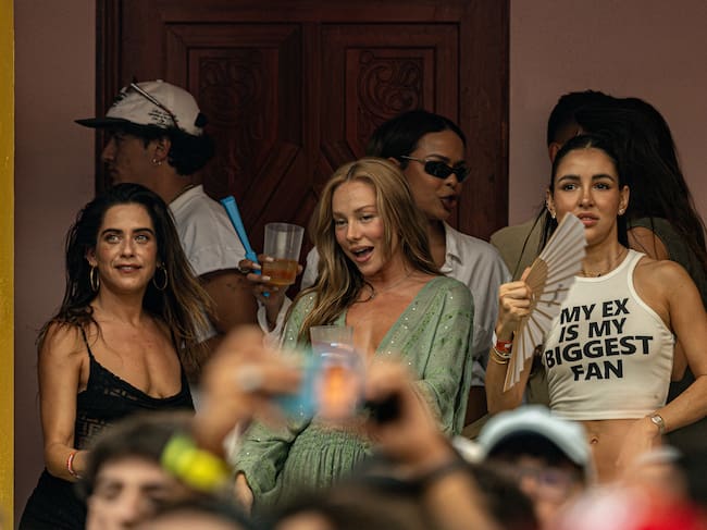 Maria Leon y Ester Exposito en el concierto de Bad Bunny.