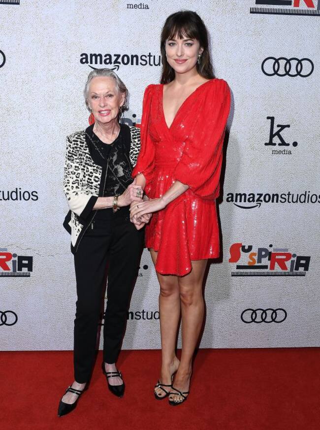 Tippi Hedren (i) y su nieta, Dakota Johnson (d), acuden al estreno de 'Suspiria' en 2018