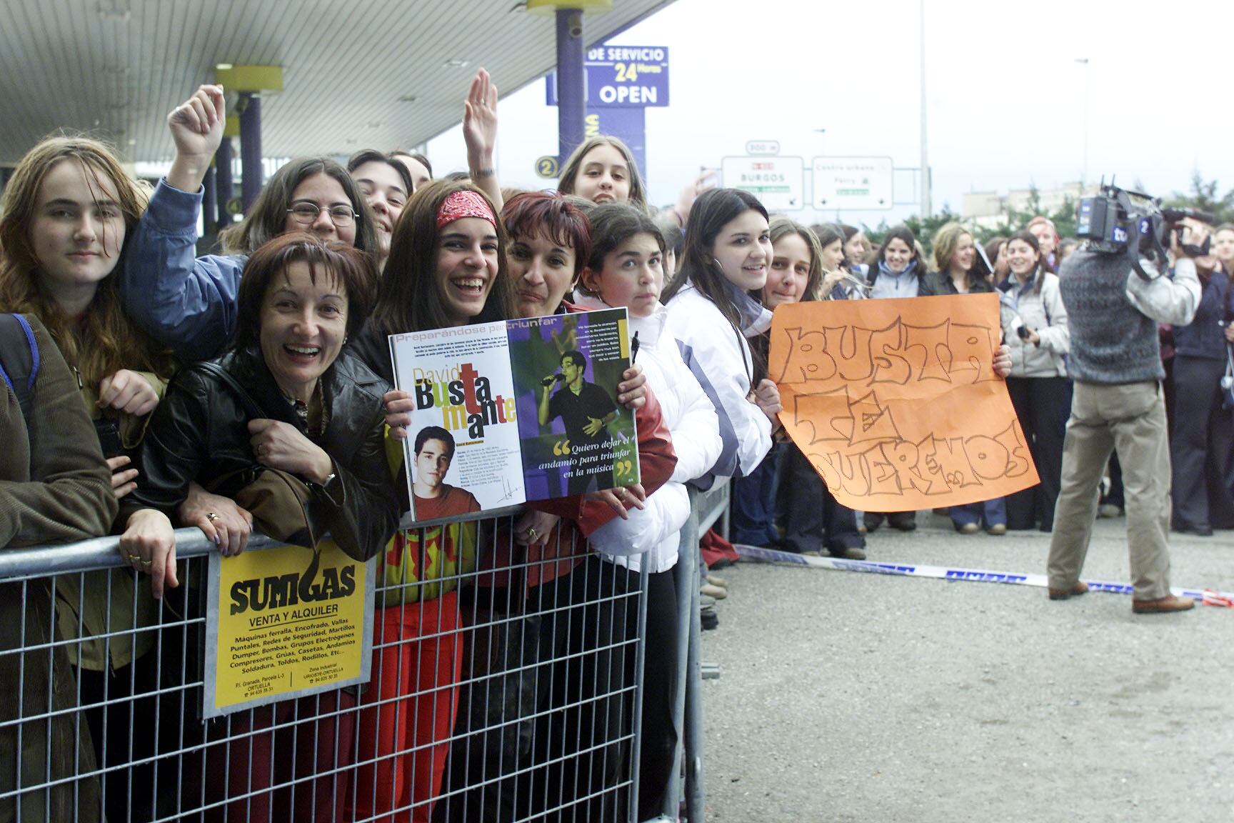 13.03.2002. Santander. David Bustamante, tras su éxito en el programa Operación Triunfo, regresa a su tierra. El cantante reconoce el coche que ganó para participar en la ayuda. (Foto de Fernando Camino/Cover/Getty Images)