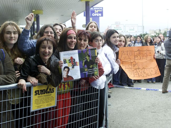 13.03.2002. Santander. David Bustamante, tras su éxito en el programa Operación Triunfo, regresa a su tierra. El cantante reconoce el coche que ganó para participar en la ayuda. (Foto de Fernando Camino/Cover/Getty Images)