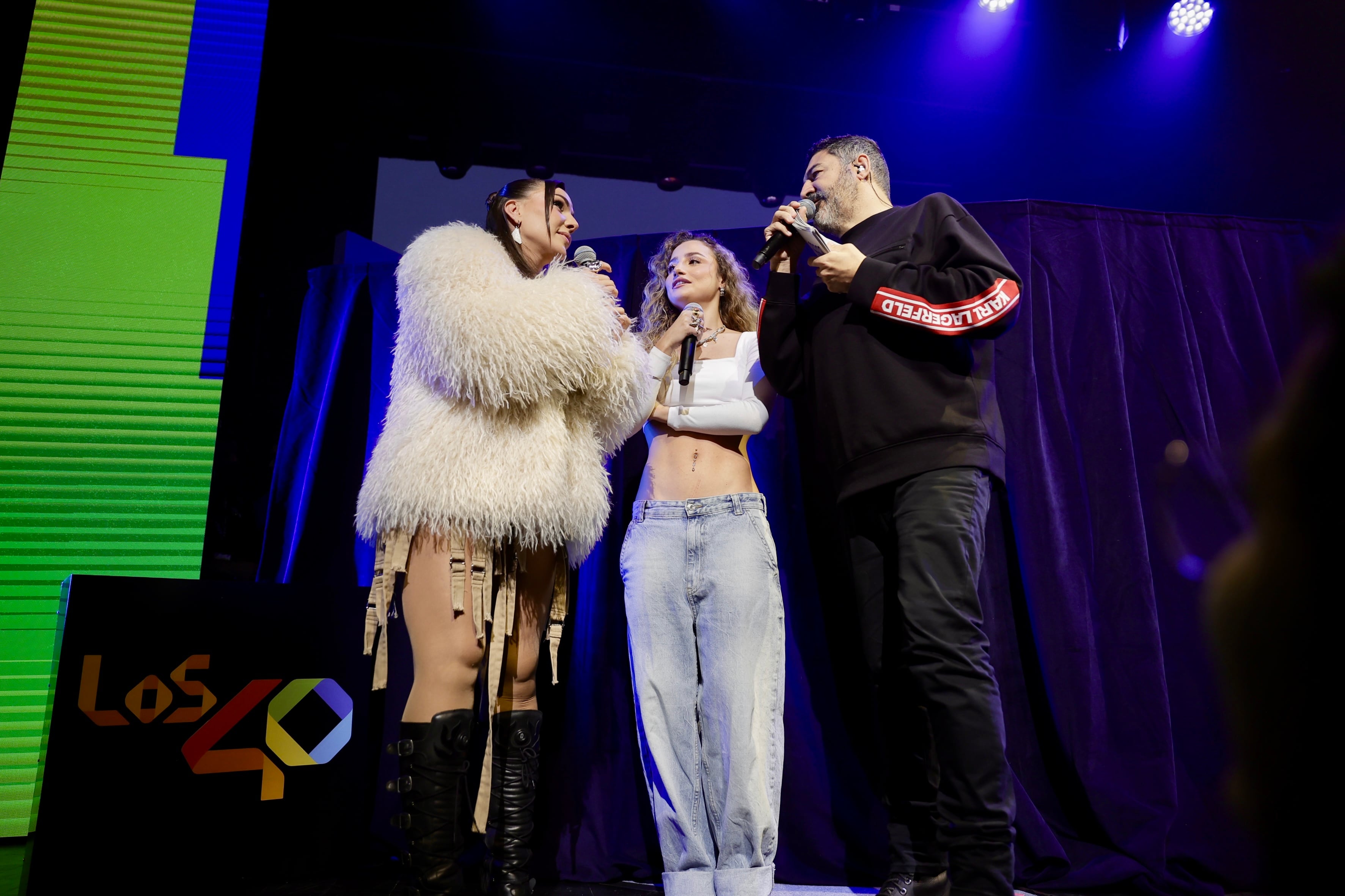 Tony Aguilar, Inés Hernand y Sofía Surfers en el escenario del Teatro Eslava, presentando un concurso para los fans de Lola Índigo.